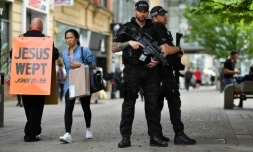 Des policiers armés dans une rue de Manchester, le 24 mai 2017