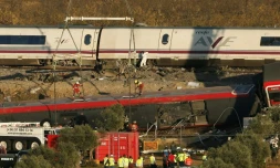 Des grues mobilisĂ©es pour retirer les wagons accidentĂ©s, au lendemain dâune collision entre deux trains Ă grande vitesse Ă Urda, dans la province de TolĂšde, le 29 octobre 2026 en Espagne