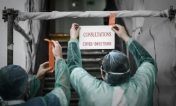 Affichage d'un écriteau pour des consultations et de tests de Covid-19, à Paris le 27 mars 2020