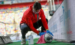 DĂ©sinfection du ballon pendant le match entre Fortuna DĂŒsseldorf et SC Paderborn, le 16 mai 2020 Ă DĂŒsseldorf, lors de la reprise de la Bundesliga en Allemagne