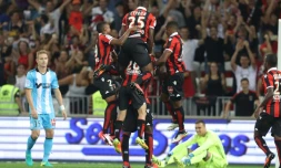 La joie des Niçois après un but inscrit par Mario Balotelli face à l'OM, le 11 septembre 2016 à Allianz Riviera