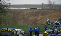 Gendarmes près du lieu du déraillement d'une motrice TGV, le 5 mars 2020 à Ingenheim