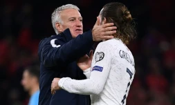 Le sélectionneur des Bleus Didier Deschamps (g) congratule Antoine Griezmann à la fin du match victorieux contre l'Albanie en qualif pour l'Euro-2020, le 17 novembre 2019 à Tirana