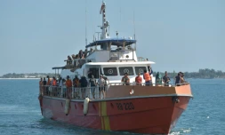 Des touristes évacués des îles de Gili arrivent au port de Bangsal, le 7 août 2018 après un séisme sur l'île de Lombok, en Indonésie
