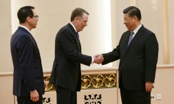 Le représentant américain pour le commerce Robert Lighthizer (c), le président chinois Xi Jinping (d) et le secrétaire au Trésor américain Steven Mnuchin (g), le 15 février 2019 à Pékin