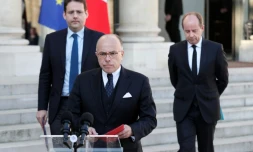 Bernard Cazeneuve s'exprime après le conseil de défense à l'Elysée le 21 avril 2017 accompagné des ministres de l'Intérieur Matthias Fekl et de la Justice Jean-Jacques Urvoas