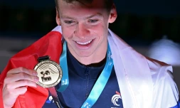 Le Français Léon Marchand pose avec sa médaille d'or du 200 m quatre nages aux Mondiaux de Budapest, le 22 juin 2022   