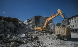 Une pelleteuse déblaie les décombres de bùtiments historiques détruits par le séisme du 6 févier, le 10 juillet 2023 à Antakya, en Turquie