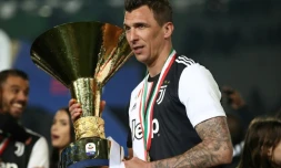 L'attaquant croate de la Juventus Mario Mandzukic avec le trophée de champion d'Italie, à la fin du match contre l'Atalanta, le 19 mai 2019 à Turin