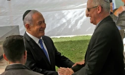 Le Premier ministre israélien Benjamin Netanyahu (G) serre la main de son principal rival, l'ancien général Benn Gantz, le 19 septembre 2019 à Jérusalem