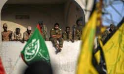 Des militaires soudanais regardent les manifestants devant le siège de l'armée à Khartoum, le 29 avril 2019