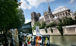 Des boîtes des bouquinistes sur les berges de la Seine face à Notre-Dame à Paris, le 16 juin 2009