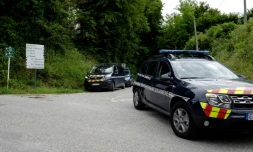 Des véhicules de gendarmerie près du domicile des parents de Nordahl Lelandais, le 6 juin 2018 à Domessin, en Savoie