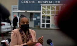 L'ancienne ministre de la Justice Christiane Taubira parle à la presse devant l'hôpital de Vierzon, le 20 décembre 2021