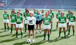 L'ancien entraßneur de Saint-Etienne Robert Herbin entouré de ses joueurs, au stade Geoffroy-Guichard le 1er août 1976