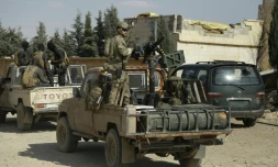 Les forces démocratiques syriennes et un militaire américain dans la province de Raqa, le 25 mai 2016