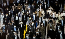 Des usagers des transports portent le masque Ă la gare de Shinagawa Ă Tokyo, le 19 novembre 2020