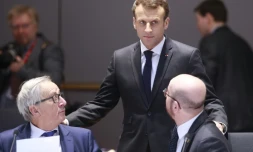 Le président français Emmanuel Macron avec le président de la Commission européenne Jean-Claude Juncker et le Premier ministre belge Charles Michel au sommet européen à Bruxelles le 23 mars 2018