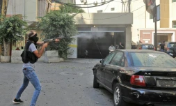 Un homme armé tire dans les rues de Beyrouth, le 14 ocotbre 2021 au Liban