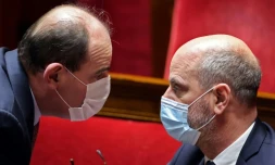 Le Premier ministre Jean Castex (g) et le ministre de l'Education nationale Jean-Michel Blanquer à l'Assemblée nationale à Paris le 11 janvier 2022