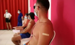 Des vacanciers attendent pour se faire vacciner contre le Covid-19 dans un camping d'Argelès-sur-Mer, le 13 août 2021