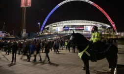 La police montée surveille le stade de Wembley le 17 novembre 2015 avant le match Angleterre/France