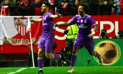 Le joueurs du Real Madrid Marco Asensio et Marcelo célèbrent un but, le 12 janvier 2017 en 8e de finales retour à Séville