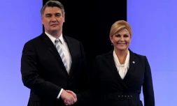 Les candidats à l'élection présidentielle croate Kolinda Grabar Kitarovic (D) and Zoran Milanovic (G), avant un débat télévisé le 3 janvier 2020