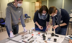 Des policiers travaillent sur des indices le 5 avril 2016 au pôle criminalistique de Toulouse 