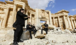 Des musiciens syriens jouent sur la scène du théâtre antique de Palmyre, le 4 mars 2017 lors d'une visite organisée par l'armée syrienne pour les journalistes
