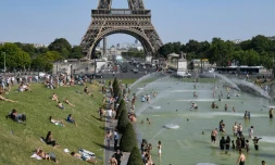 Des personne se rafraßchissent au Trocadéro le 23 juillet 2019 à Paris