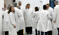 Le président Emmanuel Macron, au centre, attend avant la visite de l'usine de production de médicaments du danois Novo Nordisk à Chartres, en Eure-et-Loir, le 23 novembre 2023