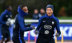 Les attaquants français Alexandre Lacazette et Kylian Mbappé lors d'un entraînement, le 7 novembre 2017 à Clairefontaine