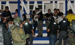 Des personnels pénitentiaires (g), retenus en otage par des détenus de la prison de Machala, retrouvent leurs proches aprÚs leur libération, le 13 janvier 2024 en Equateur
