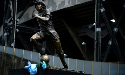 Une statue en bronze de Diego Armando inaugurée le 25 novembre 2021 devant le stade de Naples, qui porte désormais le nom de l'ancienne star argentine du Napoli
