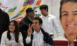 Le principal candidat de l'opposition au Honduras, Salvador Nasralla, fait le V de la victoire. M. Nasralla a contesté dans la nuit de dimanche à lundi la victoire du président sortant Juan Orlando Hernandez à l'élection présidentielle. 