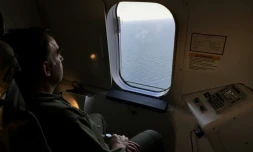 Un membre de la Marine argentine participe aux recherches du sous-marin disparu après avoir décollé de la base militaire de Bahia Blanca, en Argentine, le 26 novembre 2017