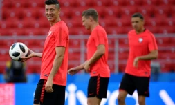 L'attaquant polonais Robert Lewandowski (g) lors d'un entraînement, le 18 juin 2018 à Moscou