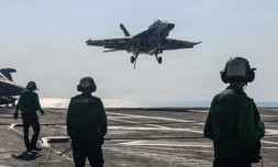Cette photo fournie par l'US Navy montre un chasseur Super Hornet F/A-18F atterrisant sur le pont du porte-avions  USS Abraham Lincoln en mer d'Oman, le 30 janvier 2026