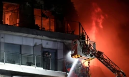 Deux rĂ©sidents sur un balcon attendent d'ĂȘtre secourus par les pompiers lors d'un incendie dans un immeuble rĂ©sidentiel Ă Valence, le 22 fĂ©vrier 2024 en Espagne