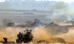 Un canon automoteur israélien tire en direction de Gaza, le 11 octobre 2023