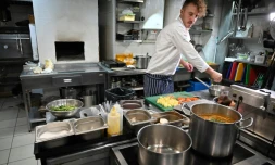 Le chef ukrainien Ievguen Klopotenko prépare un bortsch dans la cuisine de son restaurant, le 25 novembre 2020 à Kiev