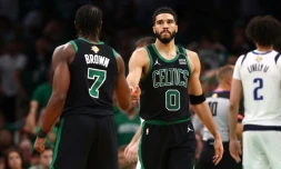 Jayson Tatum et Jaylen Brown, les deux stars des Celtics de Boston, contre les Mavericks de Dallas lors du deuxième match des Finales NBA 2024, à Boston, le 09 juin 2024