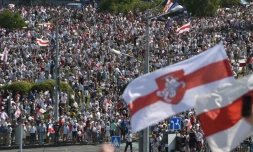 Des dizaines de milliers de manifestants défilent le 16 août 2020 à Minsk pour réclamer le départ du président Alexandre Loukachenko
