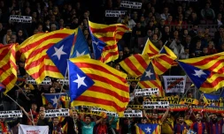 Des supporters du FC Barcelone agitent des drapeaux pour l'indépendance de la Catalogne, le 5 novembre 2019 dans le stade Camp Nou à Barcelone