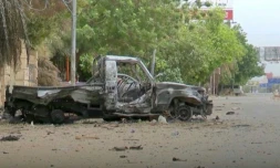 Un véhicule détruit dans les rues de Karthoum, le 1er mai 2023