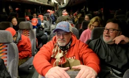 Des partisans de Donald Trump dans la nuit du 5 au 6 janvier 2021 à Newton, dans le Massachusetts, avant de partir pour Washington manifester contre la victoire de Joe Biden à la présidentielle