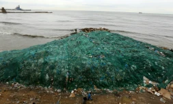 Un barrage flottant capture des déchets en mer du Nord, le 30 décembre 2015
