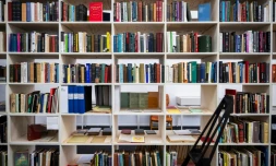 Des livres et documents conservés dans une bibliothÚque consacrée aux phénomÚnes paranormaux à Norrköping, en SuÚde, le 12 mars 2024