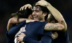 Le défenseur du PSG Maxwell félicité par Zlatan Ibrahimovic après un but contre Guingamp, le 8 mai 2015 au Parc des Princes